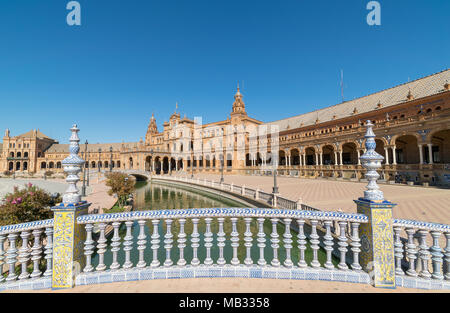 Einen wunderschönen Blick von oben auf die Brücke vor der Plaza de Espana in Sevilla, Spanien Stockfoto