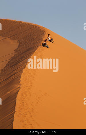Touristen Spaß an der Düne 45 in der Namib Wüste, Namib-Naukluft-Nationalpark, Namibia Stockfoto