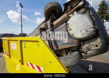 Auto in Müllcontainer, Rheinland-Pfalz, Deutschland Stockfoto