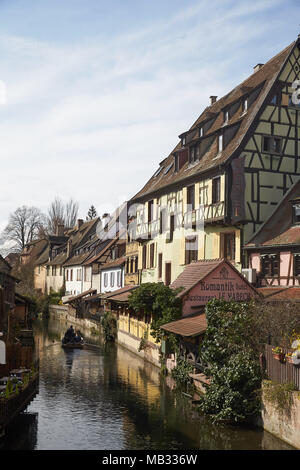 Fachwerkhäuser an den Ufern des kleinen Flusses Lauch in der Altstadt, Colmar, Elsass, Frankreich Stockfoto