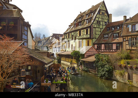 Fachwerkhäuser auf dem Kanal in die Altstadt, La Petite Venise, Colmar, Elsass, Frankreich Stockfoto