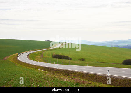 Asphalt im Querformat mit Feld und Wiese, in der Tschechischen Republik, Südmähren Stockfoto