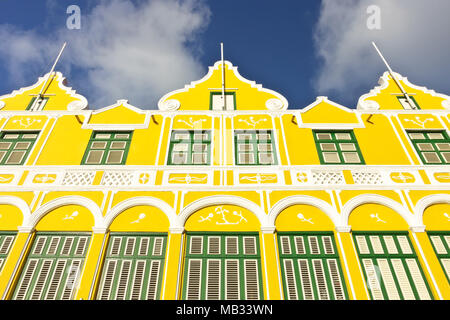 Historische Penha Gebäude im Kolonialstil, Dutch-Caribbean Details auf der Seite des Breedestrat Punda Bezirk von Willemstad, Curacao, Januar 2018 Stockfoto