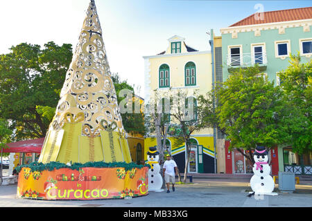 Bunter Weihnachtsbaum und Schneemann Dekorationen in Willemstad, Curacao, Karibik, Januar 2018 Stockfoto