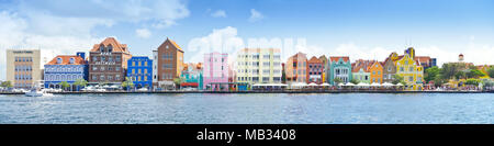 Panoramablick auf die bunte und berühmten Gebäuden in der handelskade Waterfront, Willemstad, Curacao, Karibik, Januar 2018 Stockfoto