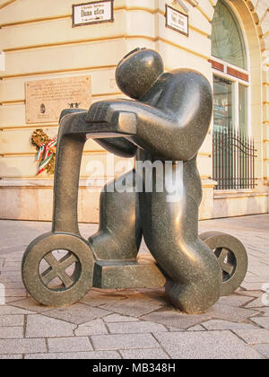 BUDAPEST, Ungarn - April 1, 2018: Statue eines Mannes auf einem Motorroller in Budapest, Ungarn Stockfoto