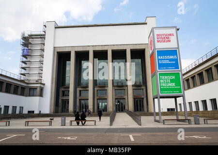 DRESDEN, Deutschland - 2. APRIL 2018: Leute, die sich vor dem Deutsches Hygiene Museum am 2. April 2018 in Dresden, Deutschland. Stockfoto