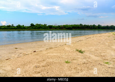 Don River mit goldenem Sand Ufer. Strand Landschaft in der Nähe von Rostov am Don, Russland. Stockfoto