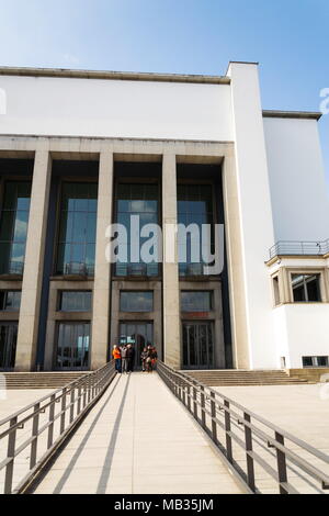 DRESDEN, Deutschland - 2. APRIL 2018: Leute, die sich vor dem Deutsches Hygiene Museum am 2. April 2018 in Dresden, Deutschland. Stockfoto