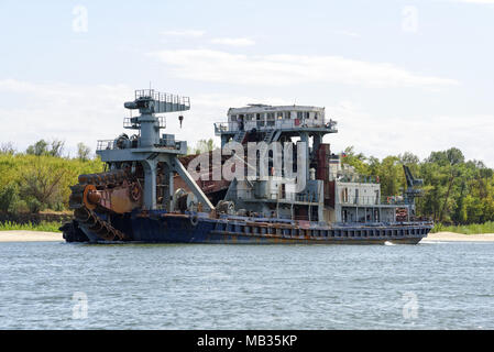 Reiniger Schiff sauberer Fluss Fahrrinne Wasserstraße Don River. River in der Nähe von Rostov am Don, Russland. Stockfoto