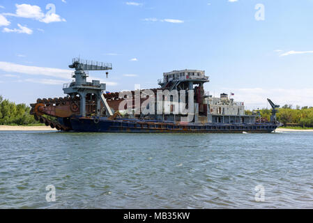 Reiniger Schiff sauberer Fluss Fahrrinne Wasserstraße Don River. River in der Nähe von Rostov am Don, Russland. Stockfoto