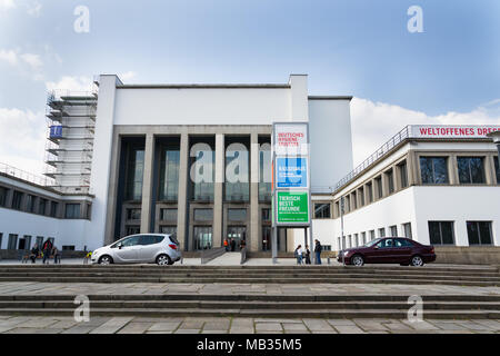 DRESDEN, Deutschland - 2. APRIL 2018: Leute, die sich vor dem Deutsches Hygiene Museum am 2. April 2018 in Dresden, Deutschland. Stockfoto