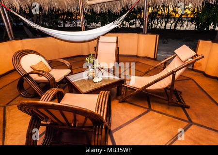 Terrasse eines tropischen Luxus-Bungalows bei Sonnenuntergang Stockfoto