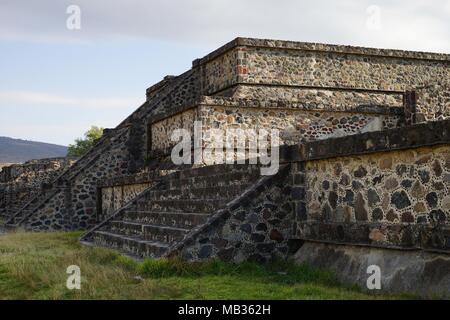 Ecke Blick auf eine kleine Pyramide in Teotihuacan Archäologische Stätte, Mexiko. Stockfoto