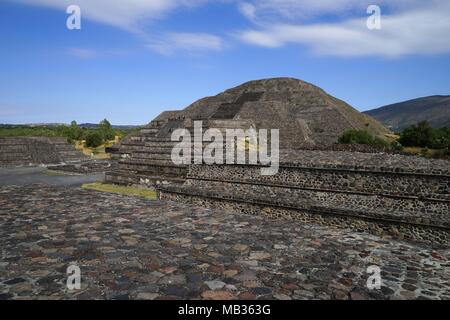 Seitenansicht Pyramide des Mondes von einer der kleineren Pyramiden von Plaza de la Luna. Stockfoto