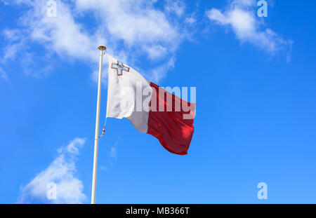 Malta Flagge. Malta Flagge an einem Fahnenmast schwenkten auf einen strahlend blauen Himmel Hintergrund Stockfoto