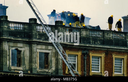 Hampton Court Brand vom 30. März 1986 Feuerwehrleute die Schäden am Morgen nach dem Brand. Feuer heute entkernt, aus dem ein wing von Hampton Court Palace, einem Land, Residenz der Könige und Königinnen aus der Regierungszeit Heinrichs VIII. Eine Person starb und Kunstschätze wurden beschädigt. Stockfoto