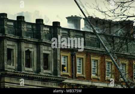 Hampton Court Brand vom 30. März 1986 Feuerwehrleute die Schäden am Morgen nach dem Brand. Feuer heute entkernt, aus dem ein wing von Hampton Court Palace, einem Land, Residenz der Könige und Königinnen aus der Regierungszeit Heinrichs VIII. Eine Person starb und Kunstschätze wurden beschädigt. Stockfoto