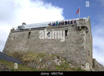 Hochzeitsfeier Genießen nach der Hochzeit Getränke auf den Wällen von Dun Na Sead Schloss in Baltimore, Irland. Ein irisches schloss im Jahr 1215 gebaut. Stockfoto