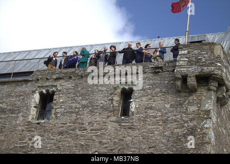 Hochzeitsfeier Genießen nach der Hochzeit Getränke auf den Wällen von Dun Na Sead Schloss in Baltimore, Irland. Ein irisches schloss im Jahr 1215 gebaut. Stockfoto