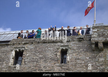 Hochzeitsfeier Genießen nach der Hochzeit Getränke auf den Wällen von Dun Na Sead Schloss in Baltimore, Irland. Ein irisches schloss im Jahr 1215 gebaut. Stockfoto