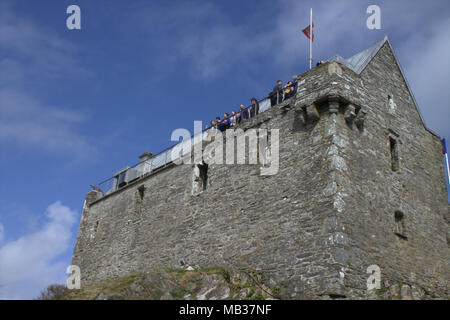 Hochzeitsfeier Genießen nach der Hochzeit Getränke auf den Wällen von Dun Na Sead Schloss in Baltimore, Irland. Ein irisches schloss im Jahr 1215 gebaut. Stockfoto