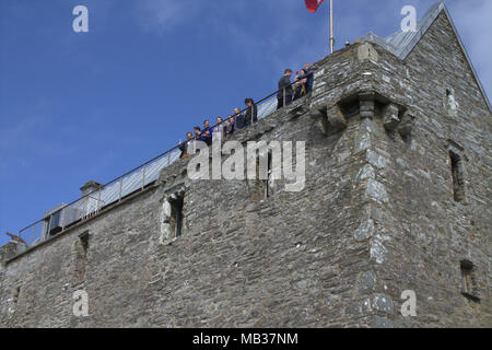 Hochzeitsfeier Genießen nach der Hochzeit Getränke auf den Wällen von Dun Na Sead Schloss in Baltimore, Irland. Ein irisches schloss im Jahr 1215 gebaut. Stockfoto