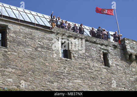 Hochzeitsfeier Genießen nach der Hochzeit Getränke auf den Wällen von Dun Na Sead Schloss in Baltimore, Irland. Ein irisches schloss im Jahr 1215 gebaut. Stockfoto