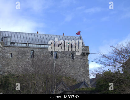 Hochzeitsfeier Genießen nach der Hochzeit Getränke auf den Wällen von Dun Na Sead Schloss in Baltimore, Irland. Ein irisches schloss im Jahr 1215 gebaut. Stockfoto