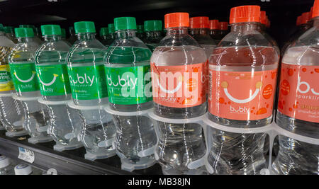 Flaschen Pepsi Neue Bubly Marke kohlensäurehaltige Flavored Water drink in einem Convenience store Kühler in New York am Mittwoch, 4. April 2018. Die neue aromatisierte Mineralwasser ist Pepsi hoffen, dass der Markt derzeit von La Croix dominiert. (© Richard B. Levine) Stockfoto