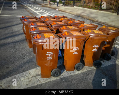 Fächer für die New York Abt. Hygiene organische Abfälle Sammlung Programm außerhalb der Heiligen Apostel Kirche im New Yorker Stadtteil Chelsea am Mittwoch, 4. April 2018. (Â© Richard B. Levine) Stockfoto