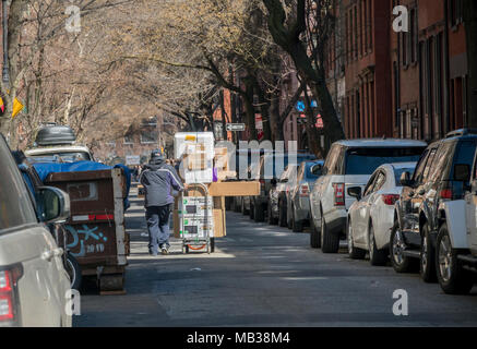 Ein FedEx Mitarbeiter in New York mit seiner Karre beladen mit Pakete machen Lieferungen im West Village in New York am Sonntag, den 1. April 2018. (© Richard B. Levine) Stockfoto