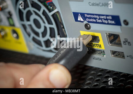 Die Rückseite eines Verizon Fios Set-Top-Box, zeigt die verschiedenen Ports und Kabeln, in ein Haus in New York ist am Montag, 2. April 2018 gesehen. (Â© Richard B. Levine) Stockfoto