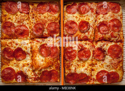 Salami Scheiben von Detroit Stil Deep Dish Pizza, Teil der Mittagessen Combo, der an einem kleinen Caesars Franchise in New York am Montag, 2. April 2018. (© Richard B. Levine) Stockfoto