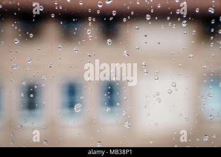 Nahaufnahme der Tropfen Regen auf dem Fenster Glas Stockfoto