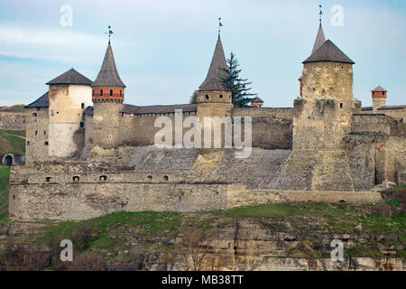 Kamianets Podilskyi Festung aus dem 14. Jahrhundert. Blick auf die Stadtmauer mit Türmen an den frühen Frühling, Ukraine. Stockfoto