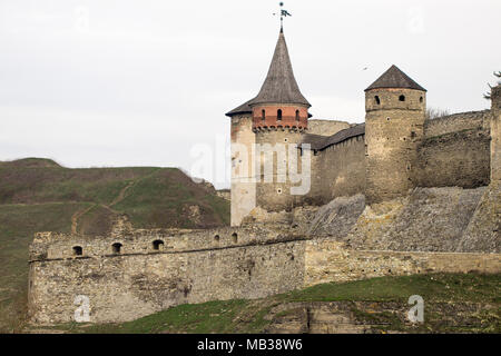 Kamianets Podilskyi Festung aus dem 14. Jahrhundert. Blick auf die Stadtmauer mit Türmen an den frühen Frühling, Ukraine. Stockfoto