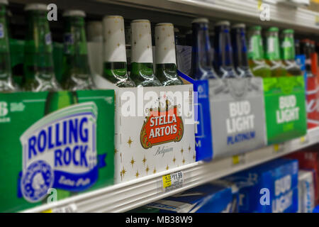 Six-packs von Stella Artois Bier und andere Marken in einem Supermarkt Kühler in New York am Dienstag, 3. April 2018. Stella Artois vor kurzem erinnerte an einige seiner 11,2 Unzen Flaschen, da die Möglichkeit besteht, dass Sie kleine Stücke von Glas enthalten könnten. Stella Artois ist eine Marke der Mega-Brauerei Anheuser-Busch InBev SA. (Â© Richard B. Levine) Stockfoto