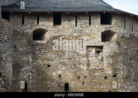 Kamianets Podilskyi Festung aus dem 14. Jahrhundert. Blick auf die Stadtmauer mit Türmen an den frühen Frühling, Ukraine. Stockfoto