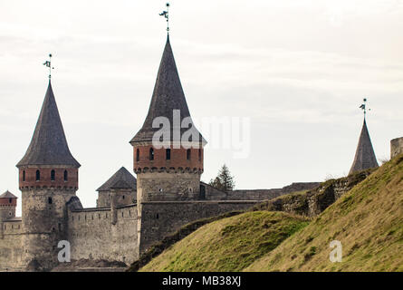 Kamianets Podilskyi Festung aus dem 14. Jahrhundert. Blick auf die Stadtmauer mit Türmen an den frühen Frühling, Ukraine. Stockfoto
