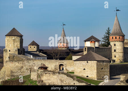 Kamianets Podilskyi Festung aus dem 14. Jahrhundert. Blick auf die Stadtmauer mit Türmen an den frühen Frühling, Ukraine. Stockfoto