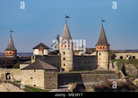 Kamianets Podilskyi Festung aus dem 14. Jahrhundert. Blick auf die Stadtmauer mit Türmen an den frühen Frühling, Ukraine. Stockfoto