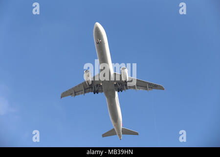 ISTANBUL, Türkei - 06 Januar, 2018: Turkish Airlines Airbus A 321-231 (CN 5254) Landung Flughafen Istanbul Atatürk. Dein ist die Fluggesellschaft der Türkei Stockfoto