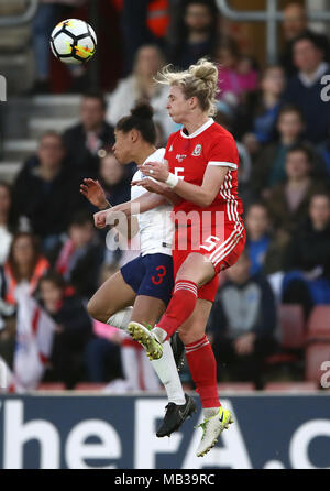 England's Frau Demi Stokes (links) und Wales's Frau Rhiannon Roberts Kampf um den Ball während der 2019 FIFA Frauenfussball Weltmeisterschaft qualifizieren, Gruppe 1 Spiel im St. Mary's Stadium, Southampton. Stockfoto