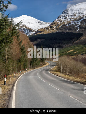 Suchen bis zu einem schneebedeckten Ben Lui von der A 85 Straße durch Glen Lochy im schottischen Hochland Stockfoto