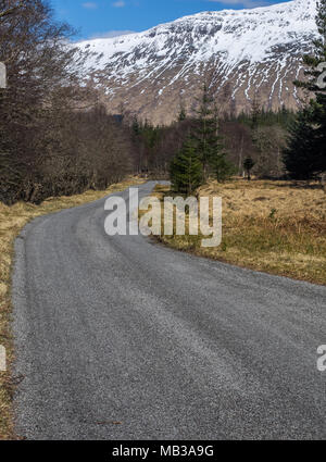 Eine single Track Road vorbei durch die malerische Glen Orchy in den schottischen Highlands Stockfoto