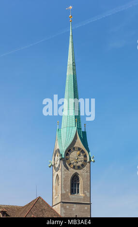 Der Glockenturm der Kathedrale Fraumunster in Zürich, Schweiz - einem bekannten architektonischen Wahrzeichen der Stadt. Stockfoto