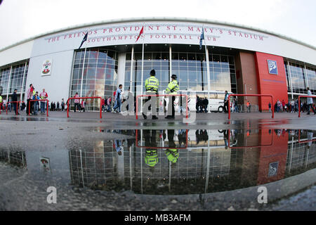 St Marys Stadium, Heimstadion der Southampton Football Club, wenn es von Freunden Provident. Stadion gesponsert wurde, war von 2001-2006 gefördert. Stockfoto