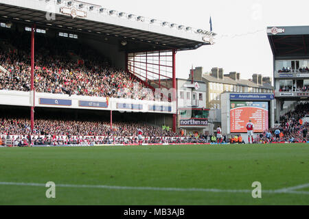 Allgemeiner Blick auf Highbury Football, das alte Zuhause des Arsenal Football Clubs während eines Fußballspiels. Das Stadion wurde 2006 geschlossen, damit Arsenal in ein neues, modernes Stadion umziehen konnte. Dieses Bild ist an Dataco-Beschränkungen hinsichtlich seiner Verwendung gebunden. NUR REDAKTIONELLE VERWENDUNG Keine Verwendung mit nicht autorisierten Audio-, Video-, Daten-, Spiellisten, Club-/Liga-Logos oder „Live“-Diensten. Online-Nutzung im Spiel beschränkt auf 120 Bilder, keine Videoemulation. Keine Verwendung für Wetten, Spiele oder Veröffentlichungen von Clubs/Ligen/Spielern Stockfoto