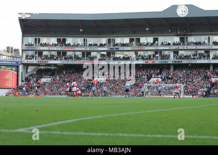 Allgemeiner Blick auf Highbury Football, das alte Zuhause des Arsenal Football Clubs während eines Fußballspiels. Das Stadion wurde 2006 geschlossen, damit Arsenal in ein neues, modernes Stadion umziehen konnte. Dieses Bild ist an Dataco-Beschränkungen hinsichtlich seiner Verwendung gebunden. NUR REDAKTIONELLE VERWENDUNG Keine Verwendung mit nicht autorisierten Audio-, Video-, Daten-, Spiellisten, Club-/Liga-Logos oder „Live“-Diensten. Online-Nutzung im Spiel beschränkt auf 120 Bilder, keine Videoemulation. Keine Verwendung für Wetten, Spiele oder Veröffentlichungen von Clubs/Ligen/Spielern Stockfoto